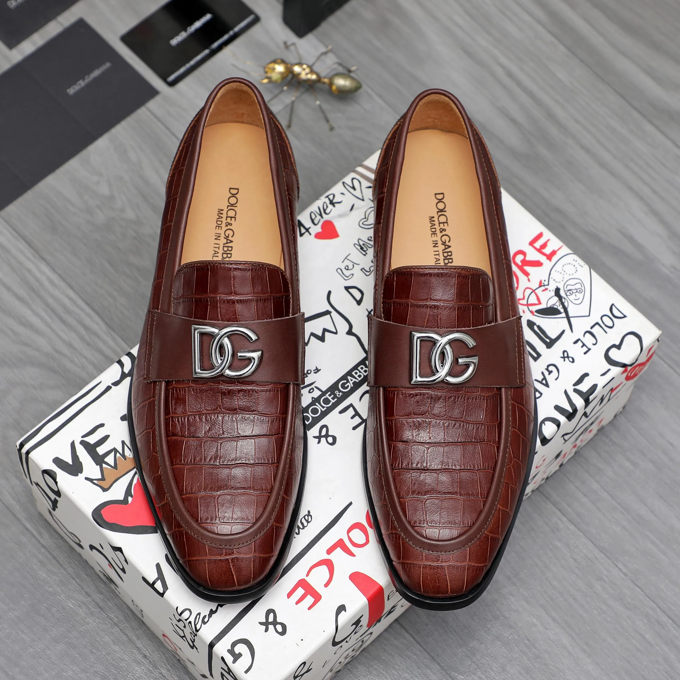 Men's shoes 💰500 Product trademark: DG (Dolce & Gabbana) business casual leather shoes Regular size: 38-45 (45 is custom-made and non-returnable) Product materials: Selected high-quality stone grain cowhide upper, cowhide lining, original outsole